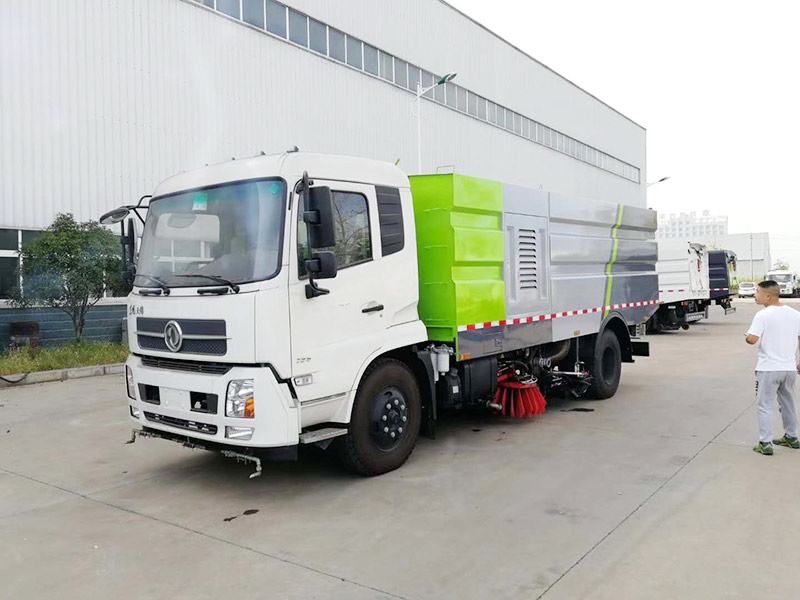東風天錦掃路車