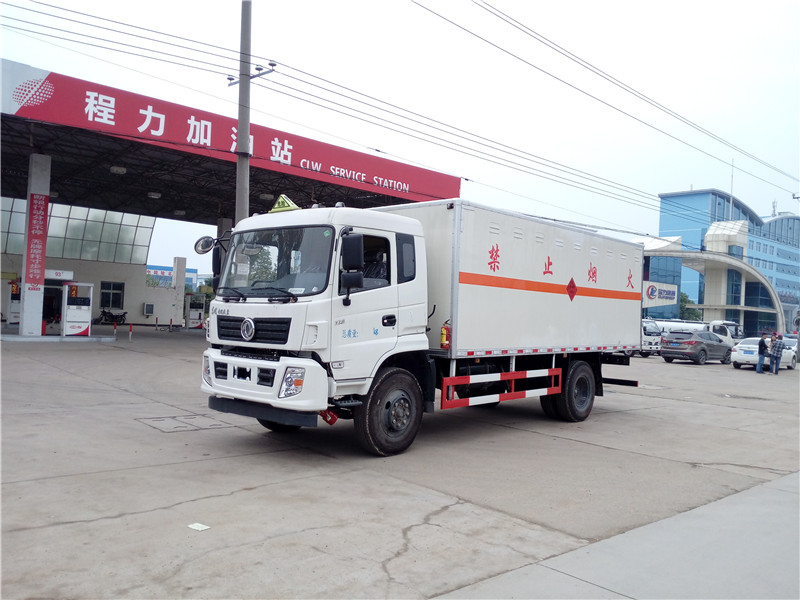 東風專用底盤爆破器材運輸車